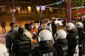 We help people come together around content they love on tablet and mobile, perfectly synchronizing videos while talking and texting. Https Www Mopo De Hamburg Tausende Menschen Nach Illegaler Rave Party Polizei Raeumt Das Schanzenviertel 38437456