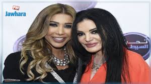 وفي التفاصيل، كتب احد المتابعين لـ نادين نسيب نجيم عبر صفحتها الخاصة على تويتر قائلاً:شفت اليوم لقاء لنضال الاحمدية بتتكلم عن اخبار الفنانين وبيخيرها طوني خليفة بين صورتين بيعرضهم عليها المهم لما جه دور نادين مع قصي. Ù†Ø¶Ø§Ù„ Ø§Ù„Ø£Ø­Ù…Ø¯ÙŠØ© ØªØªÙ‡Ù… Ù…Ø¬Ø¯Ø¯Ø§ Ù†ÙˆØ§Ù„ Ø§Ù„Ø²ØºØ¨ÙŠ ÙˆØ²ÙˆØ¬Ù‡Ø§ Ø¨Ù…Ø­Ø§ÙˆÙ„Ø© Ø¥ØºØªÙŠØ§Ù„Ù‡Ø§ ÙÙŠØ¯ÙŠÙˆ