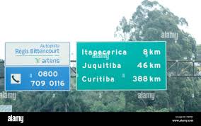 EMBU DAS ARTES, SP – 02.09.2015: PLACAS DE SINALIZAÇÃO. Placas de  sinalização no centro histórico de