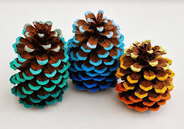 Quelques Diy Pour Feter Le Dimanche Craft Bricolages Avec Des Pommes De Pin Pommes De Pin Peintes