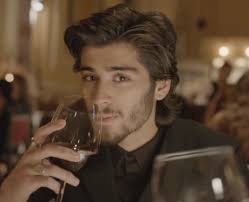 Zayn malik's has two haircuts, one is a short back and sides with a quiff on the top. Zayn Malik S Hair Transformations From Bleached To Shaved That Curl Capital
