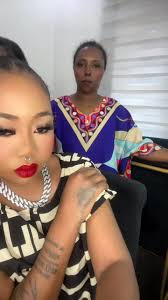 Amber Lulu, chanteuse tanzanienne, donne une performance sexy avec Lucy sur  Kibokooo