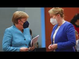Bundesfamilienministerin giffey verzichtet in plagiatsaffare auf doktortitel aktuell deutschland dw 13 11 2020 : Giffey Reicht Rucktritt Als Familienministerin Ein Youtube