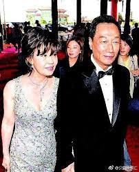 但年青世代更傾向台灣獨立或反對統一，對與中國政商關係深厚的郭台銘，將是嚴格考驗。 郭台銘曾經說過，市場就是他的祖國，而現在其公司最大的市場就是「中國與美國。 」 他在中國與習近平公開會面數次，亦曾經帶著中國總理李克強參觀富士康工廠。 專攻兩岸政治經濟. é¦–å¯Œéƒ­å°éŠ˜å‰µ å…†å…ƒé´»æµ· å°'ä¸äº†æž—æ·'å¦‚å¥¹çˆ† é‚„æ²'æŠ•èƒŽ å¨›æ¨‚æ˜Ÿèž ä¸‰ç«‹æ–°èžç¶²setn Com
