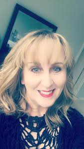 Who says you can't wear blue eyeshadow? Why not? When my shadow is bold, I  usually pair it with a neutral LipSense color. Nude Honey was the perfect  patch! What is an