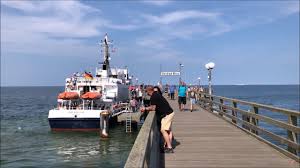 Gut erkennbar ist das kurhaus binz am kurplatz. Seebad Binz Auf Rugen Strand Promenade Seebrucke Binz Youtube