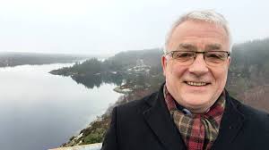 Kystordfører ut mot laksenæringen: