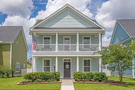 Come And Enjoy This Pristinely Cared For Home On Amaryllis Ave Built By Crescent Homes Hampton Model Of In 2020 Elegant Homes Picture Frame Molding Renting A House