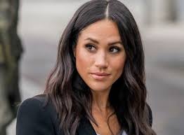 Tako ganjena je bila Meghan, ko je zagledala svojo poročno obleko