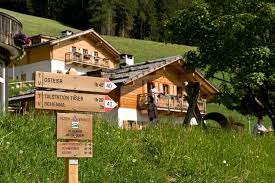 In una posizione idilliaca, lontano dal trambusto della città, tra gli alpeggi a 1450 m s.l.m, si trova la malga taser, il family hotel sul monte scena vicino a merano. Familienalm Taser Schenna Aktualisierte Preise Fur 2021