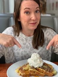 In my hometown of Flower Mound, there's this super cute place called  Morning Edition. I'm telling you, they have the best French Toast EVER!!  Get the house made "Slice o' Apple Pie