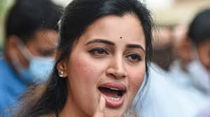 Mp navneet kaur super speech in lok sabha fun counter punches to pm narendra modi cinema politics. Amaravati Mp Navneet Rana Accuses Shiv Sena Mp Arvind Sawant Of Threatening Her Deccan Herald