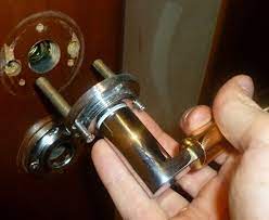 Evlerde kapı kolu nasıl değiştirilir kol değiştirmenin püf noktaları ve kap bakımı yağlaması nasıl yapılır konularına değindik bu videomuzda iyi seyirler. Kapi Kolu Tamiri Bozulma Nedenleri Ve Tamir Yontemleri