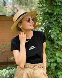 Co jednak podkreślają dziennikarze, nie afiszuje się z metkami. Malgorzata Socha W Cudownej Letniej Stylizacji I W Slomkowym Kapeluszu Polskiej Marki Jest Teraz W Promocji Moda I Trendy