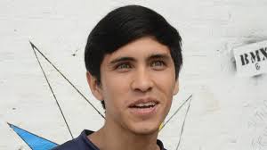 Para ir al colegio cruza la ciudad y es el abanderado