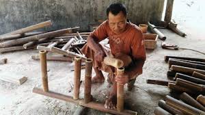 Sebuah sumur tersembunyi dari rimbun tanaman muda, tampat sebatang terong tumbuh di antara deretan singkong, rimbang, pisang batu. Bergelut Dengan Kerajinan Bambu Sudaryanto Mampu Kuliahkan Anak Cendana News
