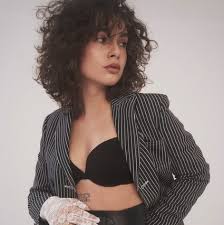 È una notte che ispira, è una notte che chiama nel bosco è una notte che spia fuori di me, exuvia, spiego le ali, au revoir un'altra chance escludila, gioco alla pari con l'età. La Metamorfosi Di Caparezza Exuvia E Il Suo Rito Di Passaggio Per Abbandonare Il Passato Tgcom24