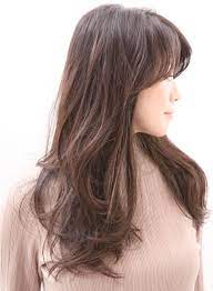 女性らしさを感じる美しい横顔 胸ラインの大人ロングヘア ゆるふわの動きがでるようにカット 前髪 は目横で流れるようにすると顔がシャープに見えます ひし形シルエット 30代40代にも好評な落ち着きのある上品ロングヘア オフィスカジュアルもok ヘア