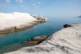 Sarakiniko is a beach on milos island, greece, situated on the north shore of the island. Sarakiniko Beach Mondlandschaft Auf Milos Griechenland Travel On Toast