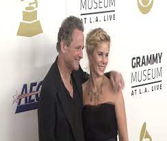 The net worth of lindsey buckingham is estimated to be $80 million. Siv7hcubo9nmsm