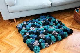 Heute habe ich ein tolles diy für euch, undzwar mache ich einen teppich aus pompoms selber:d falls. Kuscheliger Diy Pompom Teppich Do Iteria
