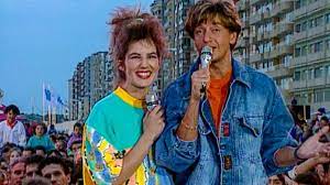 Kim and her band appear on an outdoor stage to perform can't get enough (of your love)belgium, 1990 Artiesten Reageren Met Gemengde Gevoelens Op Terugkeer Tien Om Te Zien Ze Kiezen Altijd Hetzelfde Kliekske Op Tv Tv Hln Be