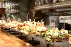 Tapas, aperitivos, montaditos, canapés, entrantes, pinchos (y pintxos vascos)… en esta sección esto te viene genial para fechas especiales, como navidad, ya que hay mucho que cocinar y no todo. Nos Vamos De Pintxos Los Mejores Restaurantes Vascos De Barcelona Barcelona Secreta