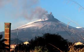 Chunks of flaming molten rock shot as high as 500ft (150metres) in a constant fashion, according to. Video Vulcanul Etna A Erupt LavÄ Si CenusÄ Peste Sicilia Aeroportul Din Catania Inchis Temporar Stirileprotv Ro