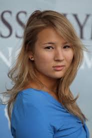 Lisa Schut (1994) is half Koreaanse en half Nederlandse, geboren in  Nederland. Ze heeft het grootste gedeelte van haar leven in het buitenland  gewoond; in de Verenigde Staten en België. Lisa behoort