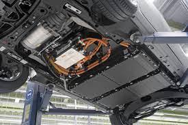 Fabricarea unei baterii pentru maşini electrice poate genera tot atâta poluare cât şofatul pe benzină timp de 8 ani