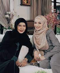 Putri kecil temani joanna alexandra saat ratapi jenazah raditya oloan, wajah cantik bikin nyesek. Anita Sarawak Terkini 2017 Pop Stars Among Singapore Women Honoured Singapore Women One Of Her Great Ballad Love Song Composed By An Indonsian Legendary Singer Composer The Late Allahyarham Deddy