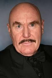 Reparto de Señora, quédese muerta (película 1981). Dirigida por Terry Bourke 