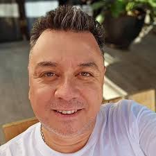 10 millones de dólares se pago por este jugador, antes pedíamos que se vaya  Ramírez y ahora pedimos que no juegue Velasco. Opiniones