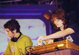 La foto fue subida al perfil de facebook de daft punk. Fx0zfq8i9yoxcm