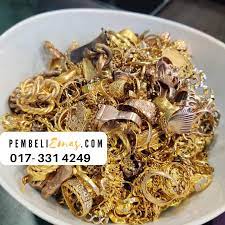 Untuk mengira harga emas baru, anda perlu tahu peratusan mutu emas dahulu, peratusan emas sama seperti kod tertera pada barang kemas samada 999.9 = 99.99% emas atau 916 = 91.6% emas dan seterusnya, peratusan paling rendah emas yang biasa dijual adalah 37.5% = 375. Jual Emas Terpakai Jual Beli Emas Terpakai
