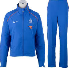 Dit betreft het pak waarin het keurkorps van bondscoach dwight lodeweges. ÙƒØ«ÙŠØ±Ø§ Ø¬Ø¯Ø§ ØªÙ„Ø·ÙŠØ® Ù‚Ù†Ø¨Ù„Ø© Nike Trainingspak Knvb Teens Novel Com