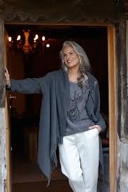 Parcourez de très nombreuses tenues féminines en ligne et créez votre look 20 ans. Tendance Femme 50 Ans Argent Modele Ingrid B Dans Une Belle Tenue Gris Blanc Elegant Et Confortable Magazine Moms Inspiration Pour Parents Modern Mom Fashion Lifestyle Magazine