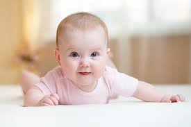 Legen sie ihr baby in den ersten sechs lebensmonaten seltener in eine wiege oder in einen babysitz und öfter auf eine krabbeldecke. Ab Wann Konnen Babys Ihr Kopfchen Halten Babyartikel De