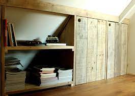 inbouwkast onder schuin dak van steigerhout dunkle mobel schlafzimmer kleiderschrank fur dachschrage dachschrage einrichten