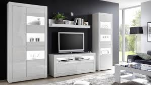 Wohnzimmer in weiß mit hölzernem bodenbelag und wanddeko in dunklen farbtönen. Wohnwand 2 Carat Anbauwand Wohnzimmer Weiss Hochglanz