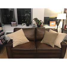 This curated palette features everyday neutrals and seasonal hues coordinating with their latest collection of furniture and decor. Pottery Barn Turner Square Arm Leather Loveseat Aptdeco