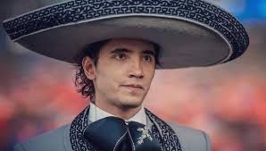 Acompañó a un amigo a buscar una bicicleta y lo mataron a balazos los investigadores creen que los asesinos confundieron a la víctima con otro joven. Alex Fernandez Dedica Su Nueva Cancion El Tiempo No Perdona A Su Padre Vicente Fernandez Mexico Alejandro Fernandez Youtube Nndc Nnes Celebrities Trome