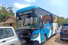 Trans jogja memiliki 20 bis rute di yogyakarta dengan 353 bis pemberhentian. Tabrak Sepeda Motor Sopir Bus Trans Jogja Jadi Tersangka