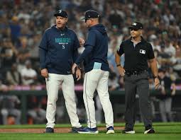 Detroit Tigers and Seattle Mariners players during an MLB game