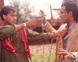 One night, aaftab blows up a loaded truck while trying to steal from it and attracts a mass of unwanted enforcers. 20 Years Of Kachche Dhaage How Mahabharata Became The Inspiration For Milan Luthria S Directorial Debut