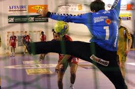 Pour ne pas dépenser des milles et des cents, un short plutôt lâche que vous trouverez chez decathlon ou dans d'autres magasins de vente de tenue de sport fera largement l'affaire. Quelle Tenue Pour Jouer Au Handball Clermont Ferrand 63000