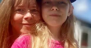 GALERIE: Máma onemocněla rakovinou: Její syn (11) si nechal ostříhat dlouhé  vlasy a věnoval je na charitu