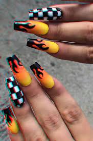 Una vez la uña esté lista debemos usar pegamento, evitando que este toque la piel, para pegar la uña acrílica. Una Negra Con Fuego Manicura De Unas Manicura Unas Negras