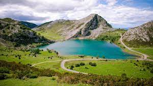 The lakes of covadonga are located in the picos de europa mountains, near the towns of covadonga and cangas de onis. La Carretera A Los Lagos De Covadonga La Segunda Mas Bonita De Espana