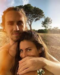 She posted a photo with her brother to her instagram account in june 2018. O Dever Chama Acabou A Boa Vida De Carolina Loureiro No Brasil Nacional Flash